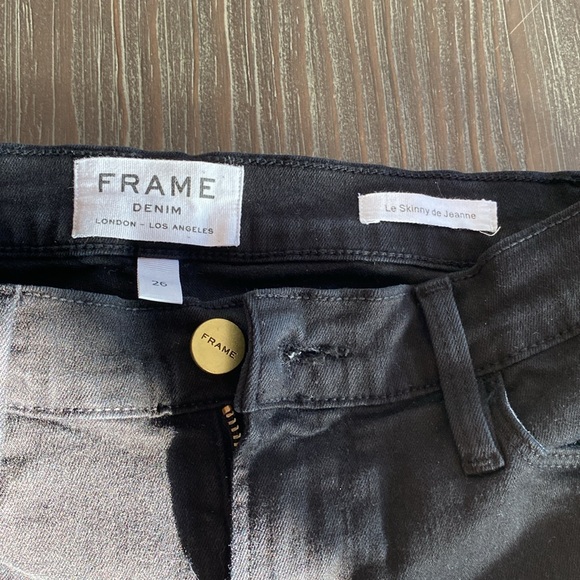 Frame denim Los Angeles in skinny de Jeanne, size 26 black distressed. - Picture 4 of 10